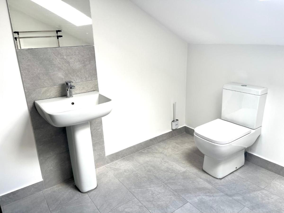 Entire Pinkapt - Free Parking - Up To 4 Guests - 3 Beds - Close To City Centre Belfast Bagian luar foto